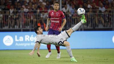 Momento de la chilena de Lionel Messi.