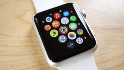 Los relojes inteligentes como el Apple Watch estaría entre los primeros dispositivos en recibir las nuevas pantallas MicroLED.