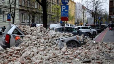 Dos fuertes temblores, con magnitudes de entre 5,0 y 5,5 grados en la escala de Richter, causaron este domingo pánico en Croacia. Fotos EFE y AFP.