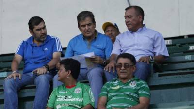 Jorge Luis Pinto junto al preparador físico y Carlos Tábora.