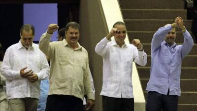 Agentes cubanos excarcelados por EE.UU. dicen que liberación fue una 'sorpresa'(De izq. a der.) René González, Ramón Labañino, Antonio Guerrero y Gerardo Hernández, cuatro de los agentes cubanos del grupo de 'Los Cinco'. En Cuba, son considerados como 'héroes antiterroristas', y fueron detenidos en 1998 en Estados Unidos y condenados a largas penas en 2001 por espionaje. EFE/Archivo