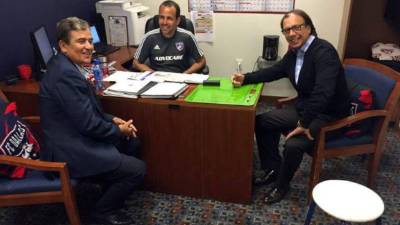 Pinto se reunió con su compatriota Óscar Pareja, técnico del FC Dallas donde milita Maynor Figueroa. Cortesía Twitter.