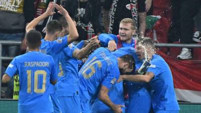 Jugadores de Italia celebraron a lo grande la victoria en Hungría.