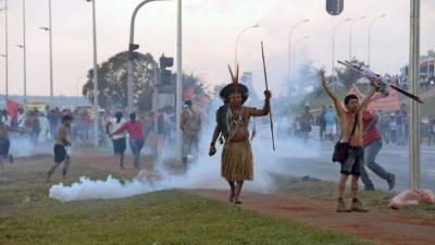 La policía reprimió ayer con caballos y gases lacrimógenos a unas 2.000 personas que protestaban contra el Mundial de fútbol y pretendían llegar al estadio de Brasilia, donde se exhibía la Copa que estará en juego en el torneo de la FIFA. EFE