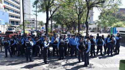 <b><span class=mln_uppercase_mln>PErímetro.</span></b> Son 200 policías que cuidan el palacio municipal