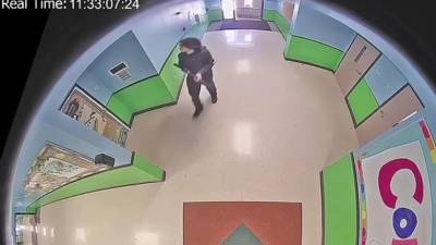 Las imágenes de las cámaras de seguridad de la escuela muestran el momento en que el atacante, Salvador Ramos ingresa al salón donde asesinó a 19 niños y dos maestras.