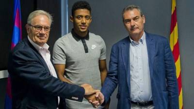 Anthony Lozano en el momento que fue presentado como nuevo refuezo del Barcelona B.