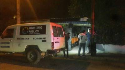 Las autoridades de Medicina Forense cuando realizaban el levantamiento respectivo.