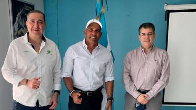 Pedro Atala (izquierda) y Rafael Villeda (derecha) se reunieron con Mario Moncada (centro) y llegaron a un feliz acuerdo.