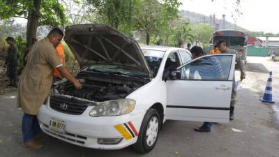 Miembros de Conapremm en las revisiones físico-mecánicas antes de Semana Santa. Foto: Melvin Cubas.