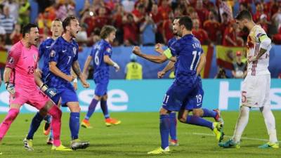 Croatia's midfielder Ivan Rakitic (L) vies with Spain's midfielder Saul Niguez during the UEFA Nations League football match between Croatia and Spain at Maksimir Stadium in Zagreb on November 15, 2108. (Photo by STR / AFP)