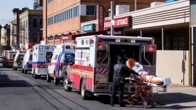 Los paramédicos transportan a un paciente a la entrada de la sala de emergencias del Centro Médico Wyckoff Heights en Brooklyn, Nueva York, EE. UU., El 1 de abril de 2020. La ciudad de Nueva York sigue siendo el epicentro del brote de coronavirus en los Estados Unidos y existen preocupaciones constantes de que la salud el sistema de atención no podrá controlar el volumen de pacientes con COVID-19. (Estados Unidos, Nueva York) EFE / EPA / JUSTIN LANE