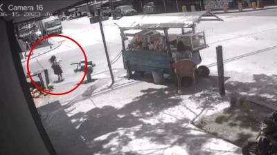 La pequeña fue embestida por un vehículo turismo que la lanzó varios metros sobre el pavimento tras el impacto.