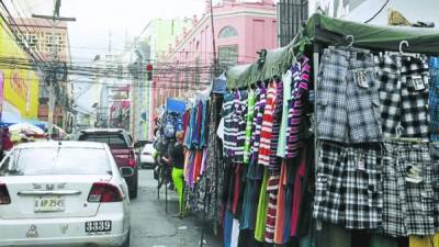 Los vendedores se han tomado las aceras y tapado los hidrantes, lo que dificulta la labor de los bomberos.