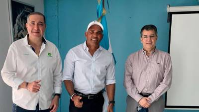 Pedro Atala (izquierda) y Rafael Villeda (derecha) se reunieron con Mario Moncada (centro) y llegaron a un feliz acuerdo.
