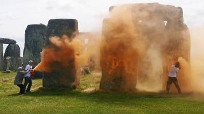 Dos activistas de una organización climática rociaron pintura sobre el histórico monumento de Stonehenge.