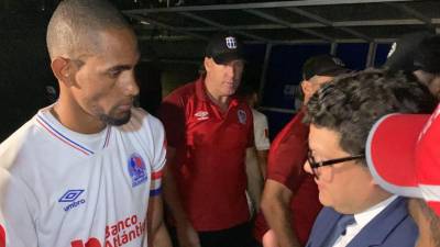 Jerry Bengtson escuchó al Comisario Xavier Banegas.