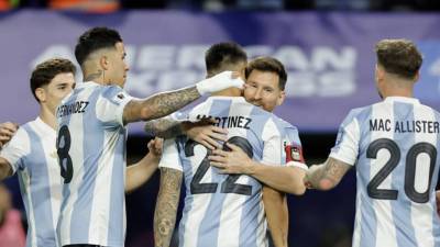 Lautaro Martínez celebrando el golazo con Messi y resto de sus compañeros en el Argentina vs Perú.