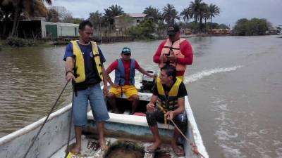Los bomberos se aseguraron de que los tres buzos se encontraran fuera de peligro al rescatarlos.