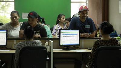 Decenas de personas llegan a diario en vano por una partida de nacimiento a las oficinas del RNP en San Pedro Sula.