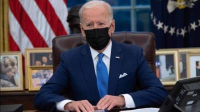 El presidente de los Estados Unidos, Joe Biden, firma órdenes ejecutivas del sistema migratorio en la Oficina Oval, en Washington.AFP