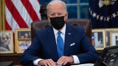 El presidente de los Estados Unidos, Joe Biden, firma órdenes ejecutivas del sistema migratorio en la Oficina Oval, en Washington.AFP