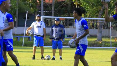 “Bolillo” Gómez durante la práctica de Honduras que se realizó en una escuela privada de San Pedro Sula.