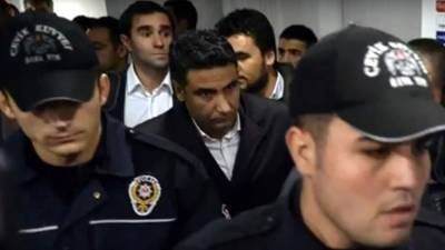 Los árbitros, después de cuatro horas encerrados, pudieron marcharse del estadio escoltados por la policía.