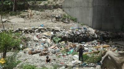 Incluso los ríos están sufriendo los estragos de la contaminación, especialmente el Bermejo. Fotos: Franklyn Muñoz.