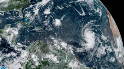 Los vientos de intensidad de huracán se extienden hasta 55 kilómetros (35 millas) del centro, detalló el NHC, en su último boletín. Foto: NHC/NOAA/EFE