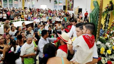 Los católicos llegaron desde la madrugada de ayer para participar en las actividades que buscaban honrar a la Señora de Guadalupe.