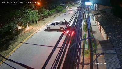 Fotografía muestra el preciso instante en que un vehículo con militares a bordo realiza una maniobra prohibida en plena calle, provocando que el conductor de un pick se estrellara en Siguatepeque (Honduras).