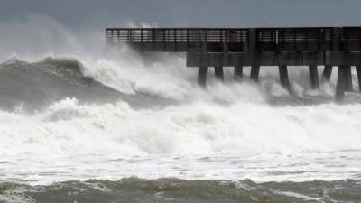 El muelle del paseo marítimo de Juno Beach, Florida, Estados Unidos, es golpeado por las fuertes olas del huracán Dorian. EFE/ Jim Rassol/Archivo