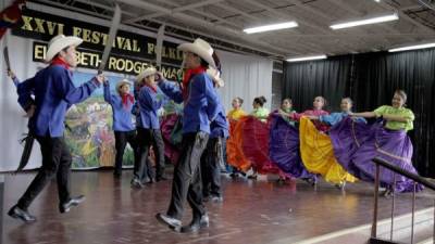 Los alumnos de la Escuela Bilingüe del Valle bailaron “La danza de los machetes”. Fotos: Wendell Escoto