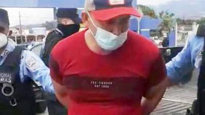 Momento en el que Gregorio Edén Morán es arrestado por policías.