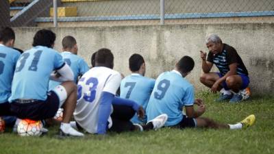 Héctor Castellón habló con los jugadores antes del entrenamiento. Foto Neptalí Romero