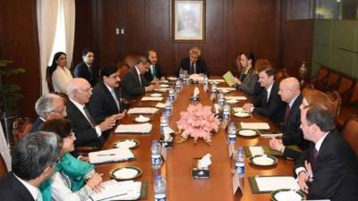 El jefe de la diplomacia de Pakistán, Sartaj Aziz (4-i), habla hoy con el asesor de Seguridad Nacional estadounidense, el teniente general H.R. McMaster (3-d), durante su encuentro en Islamabad (Pakistán). EFE