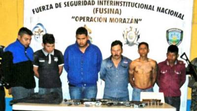 Dentro de unos de los vehículos se encontró un chaleco antibalas perteneciente a la Policía Nacional.