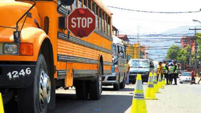 Este lunes las autoridades de Tránsito iniciaron operativos en diferentes puntos de Tegucigalpa con el fin de evitar que el transporte público incremente el valor del pasaje en perjuicio de la población. Foto Archivo