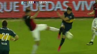 El jugador no midió la fuerza para marcar a su contrario.