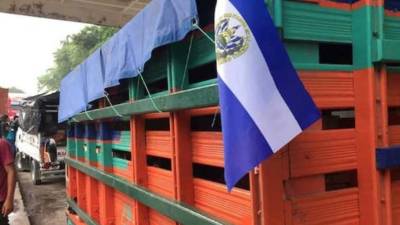 Varios camiones salvadoreños que trasladan al menos 15 toneladas de ayuda humanitaria esperan en la frontera Las Chinamas para ingresar a Guatemala./ Foto: Twitter @porttada.