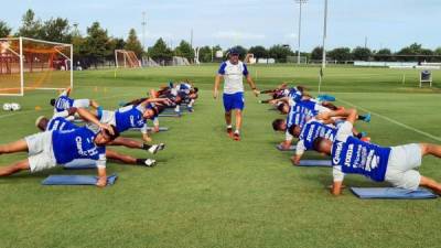 El preparador de porteros de la Bicolor, Leonel Pintos, dirigiendo el entrenamiento ante la ausencia de Sebastián Urrutia.