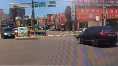 El vehículo impactó con otro antes de caer al hoyo.