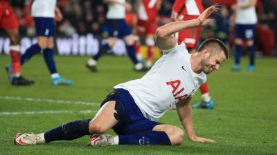 Los jugadores del Tottenham reaccionaron frustrados tras quedar eliminados de la FA Cup.