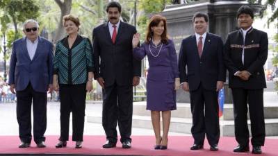 Los presidentes de Mercosur en una reuniòn en Caracas. Jose Mujica, Uruguay, Dilma Rousseff, de Brasil, Nicolas Maduro, de Venezuela, Cristina Kirchner, de Argentina, Horacio Cartes, de Paraguay, y el boliviano Evo Morales. AFP PHOTO/LEO RAMIREZ