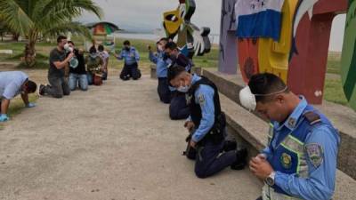 El exfutbolista Derick Hulse, quien militó en varios clubes de la Liga Nacional, se convirtió en pastor dese hace algunos años y en esta ocasión salió a las calles para pedirle a Dios por Honduras, que atraviesa una dura situación por la pandemia del Covid-19.