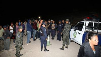 Miembros policiales y curiosos llegaron hasta la escena del crimen donde quedaron los tres cadáveres.