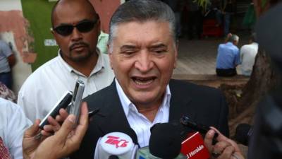 El pastor realizó una jornada de oración frente a las instalaciones del CNA.