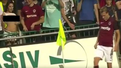 El intento de la aficionada pareció haber fallado porque el jugador no la vio.