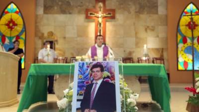 Una misa se ofició en la iglesia San Vicente de Paúl en memoria del destacado periodista Nelson Fernández.